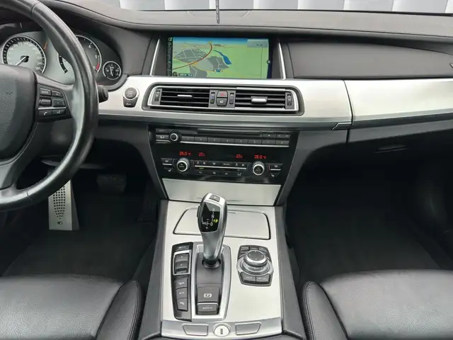 BMW 7 Series view 14