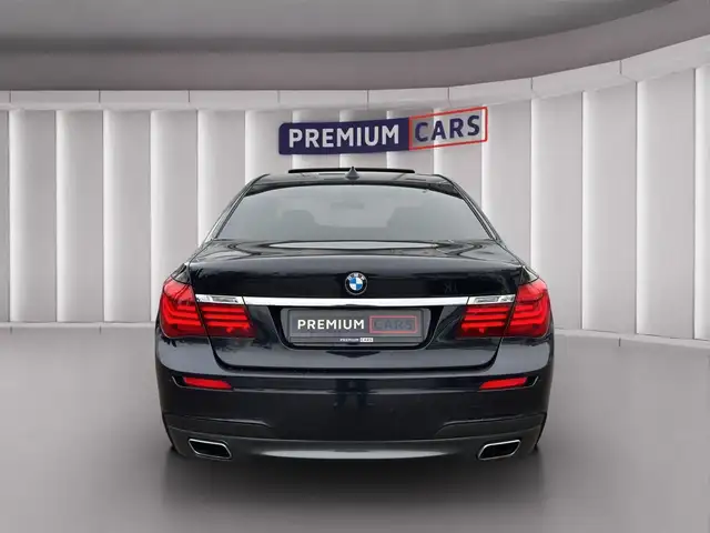 BMW 7 Series view 4