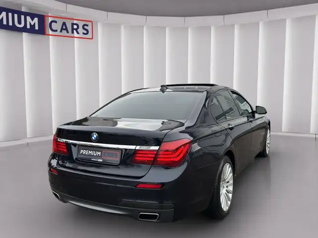 BMW 7 Series view 5