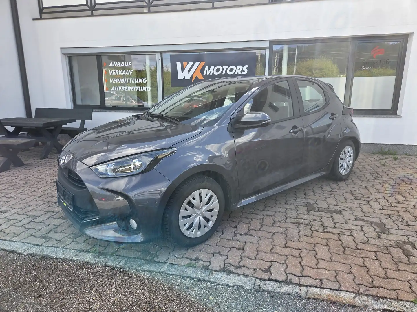 Toyota Yaris Hybrid Basis Grau - 1
