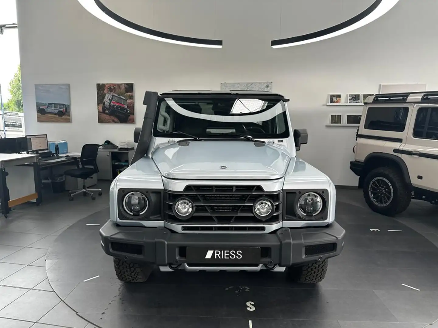 Ineos Grenadier Station Wagon Trialmaster Edition KAM Silber - 2