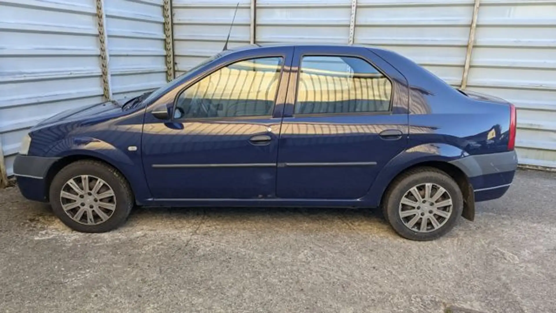 Dacia Logan 1.4 MPI Laureate Blau - 2