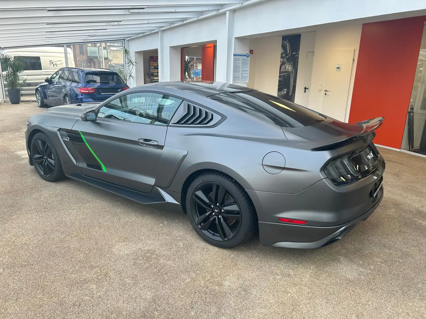 Ford Mustang Basis Fastback Gris - 2