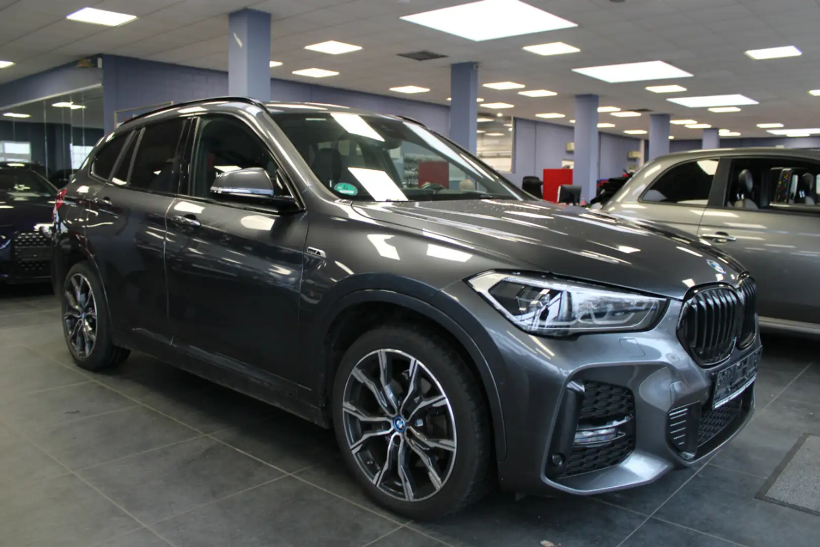 BMW X1 xDrive25e - M Sport - Leder - Panorama - Grau - 1