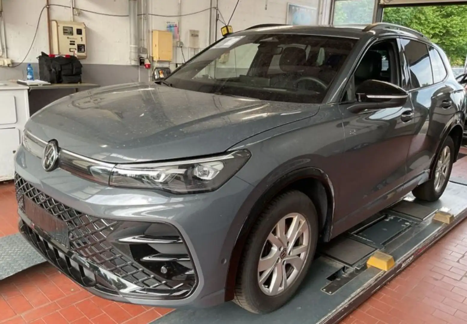 Volkswagen Tiguan 2.0 TDI DSG 4Motion R-Line Grau - 2