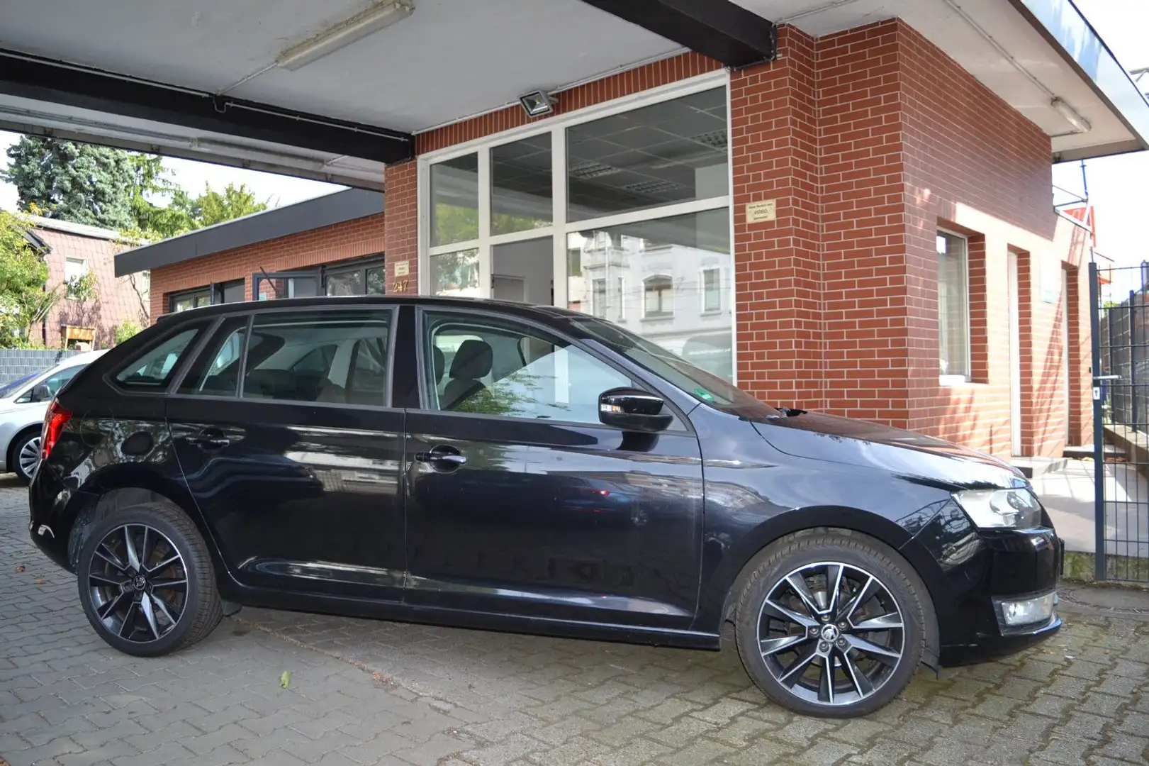 Skoda Rapid/Spaceback Spaceback AUTOMATIK Ambition (Euro 6) Schwarz - 1