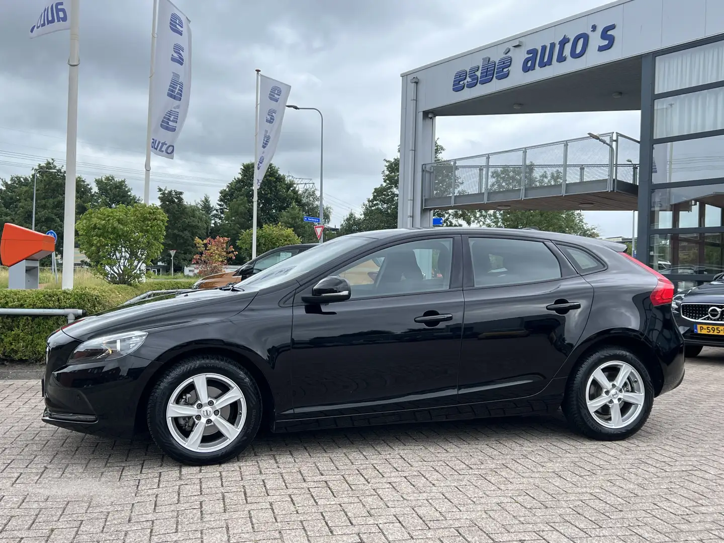 Volvo V40 2.0 D2 Kinetic Navigatie Stoel + Voorruit verwarmi Zwart - 2