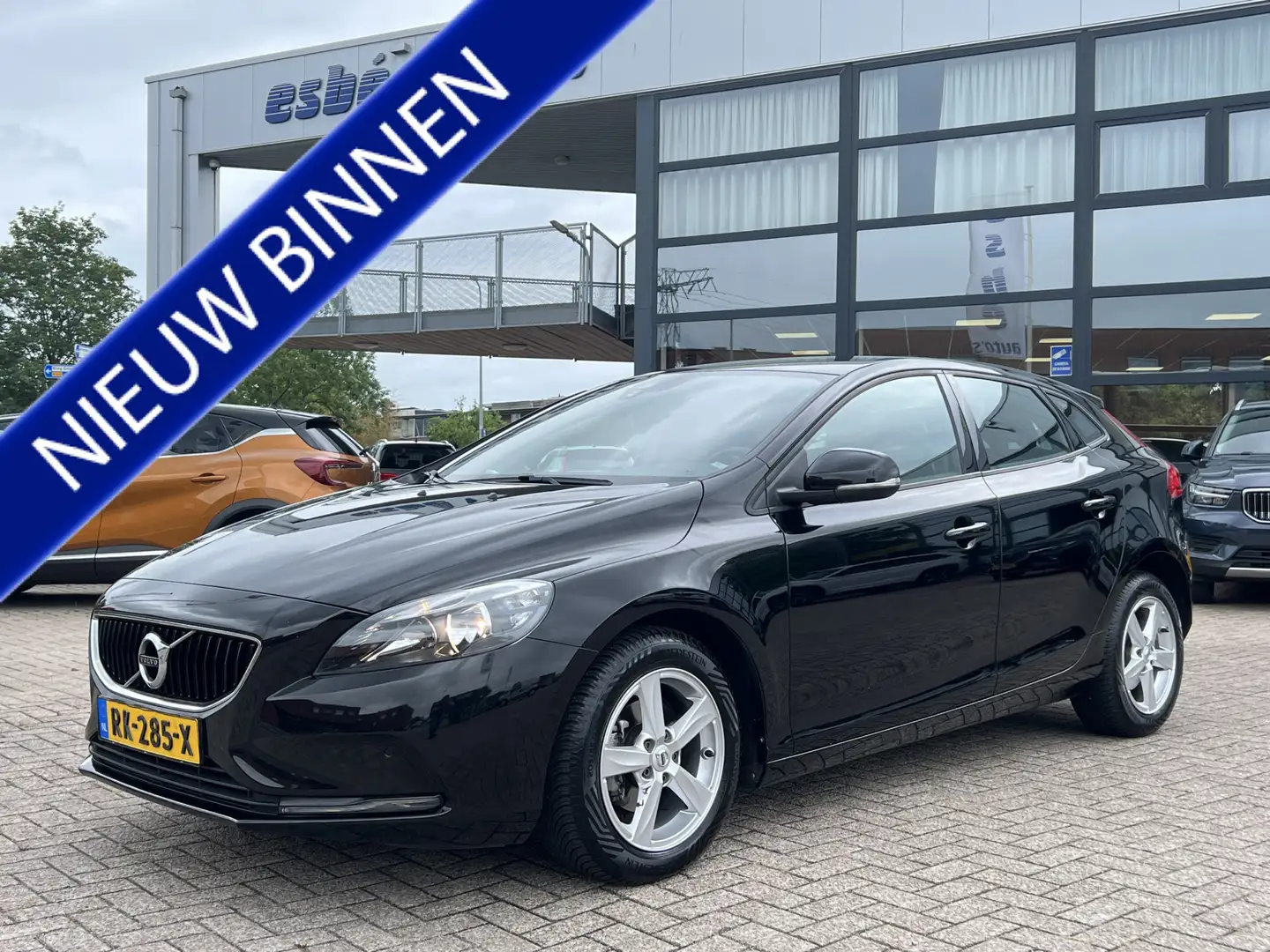 Volvo V40 2.0 D2 Kinetic Navigatie Stoel + Voorruit verwarmi Zwart - 1