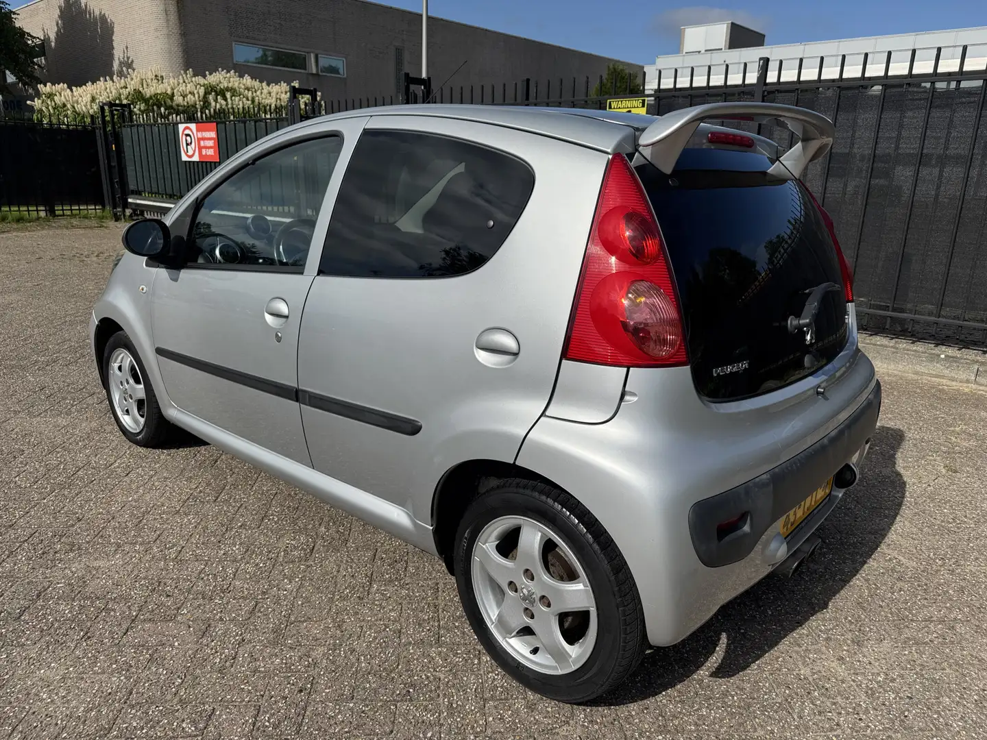 Peugeot 107 1.0-12V Black & Silver 5 Drs Airco/Leer/LMV Grijs - 2