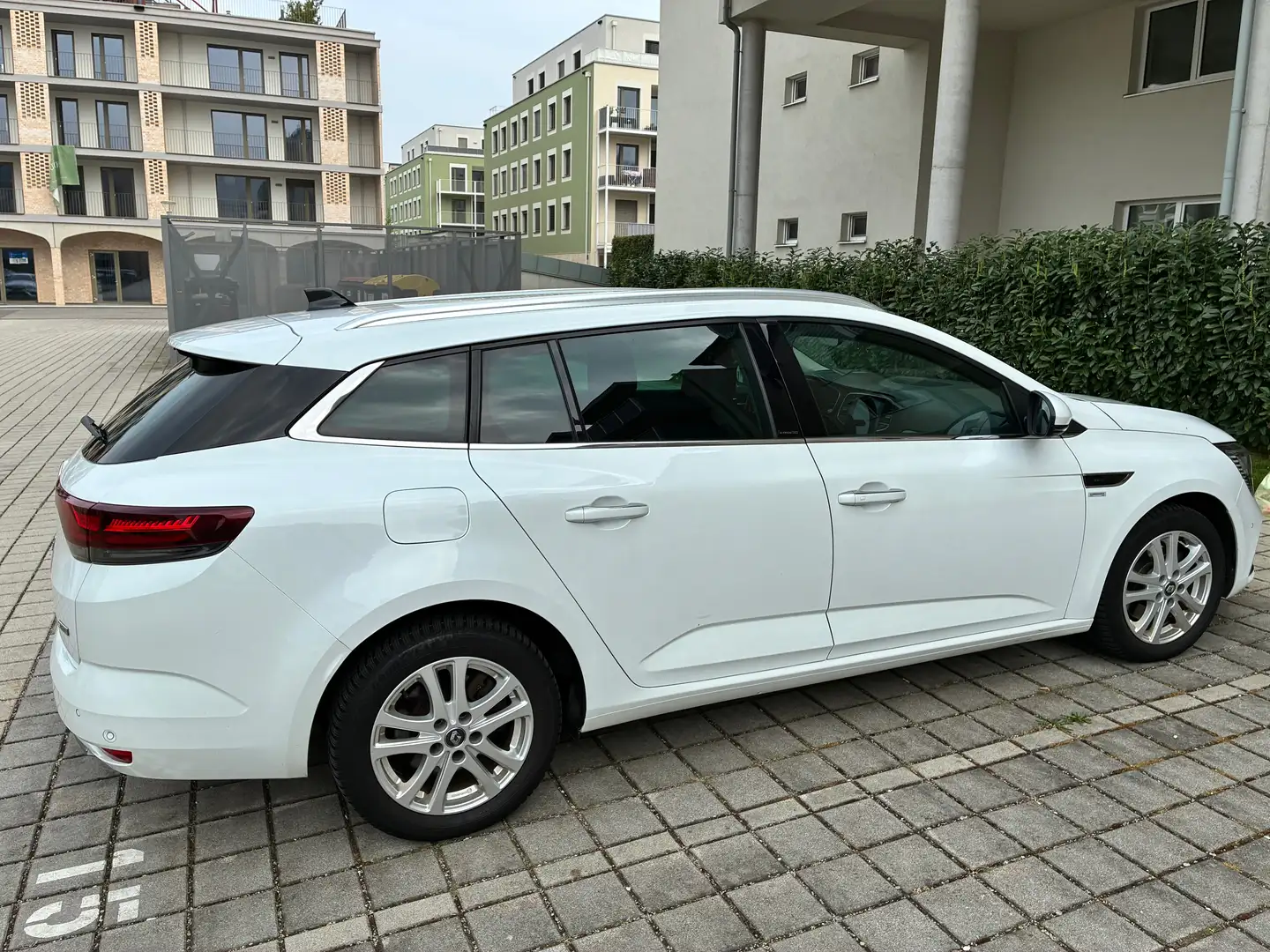 Renault Megane Mégane Grandtour R.S. Line E-TECH Plug-In PHEV 160 R.S. Line Weiß - 2