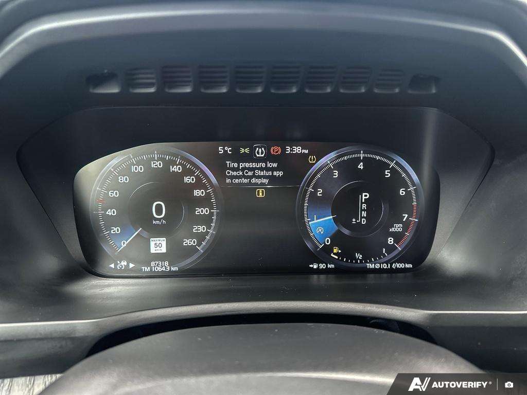2022 Volvo XC90 T6 Inscription 7 Passenger thumb 14