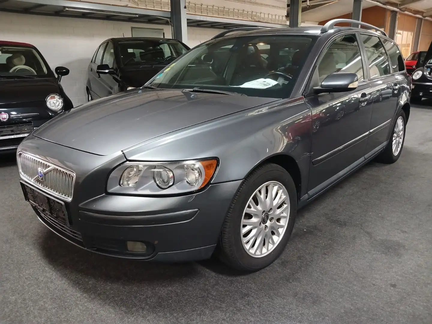 Volvo V50 Kombi 1.8 Momentum TÜV 11/26 ANHÄNGERKUP Grau - 1