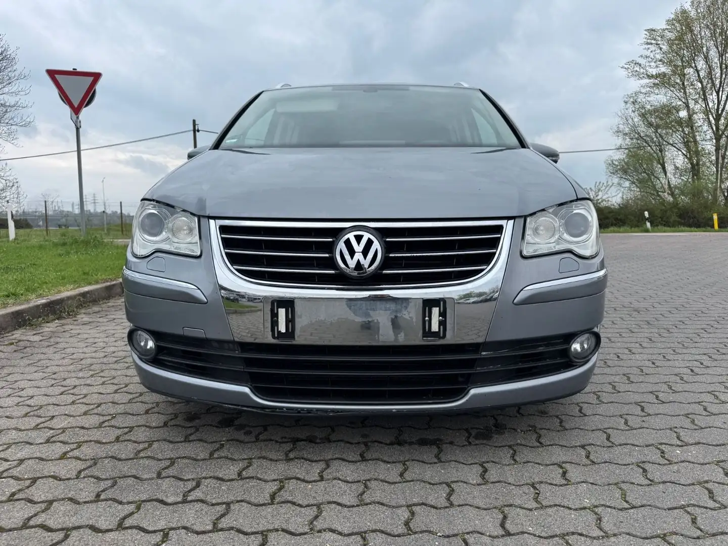 Volkswagen Touran Highline Gris - 2