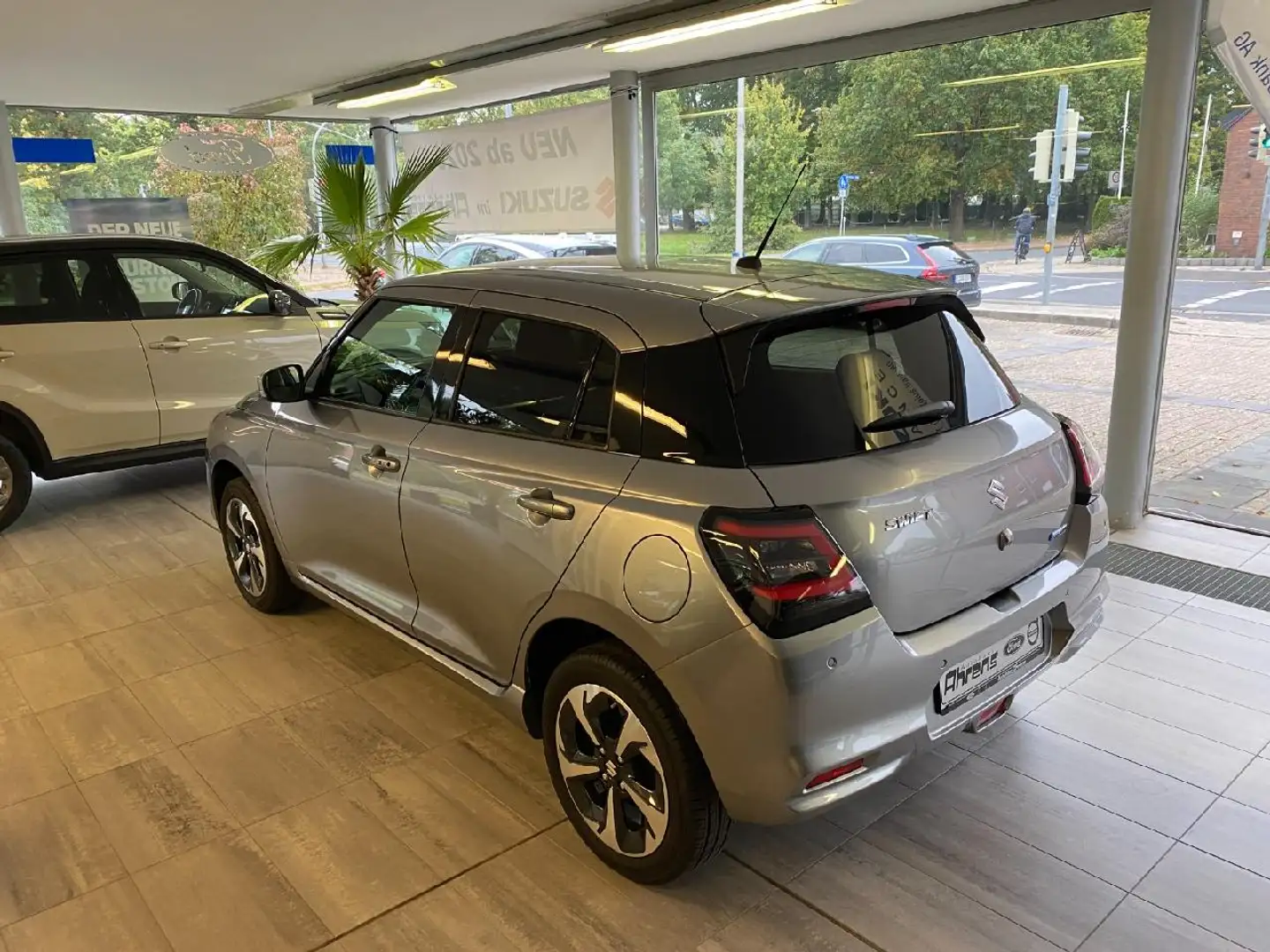 Suzuki Swift 1.2 Dualjet Hybrid 61 kW Comfort+ Grau - 2