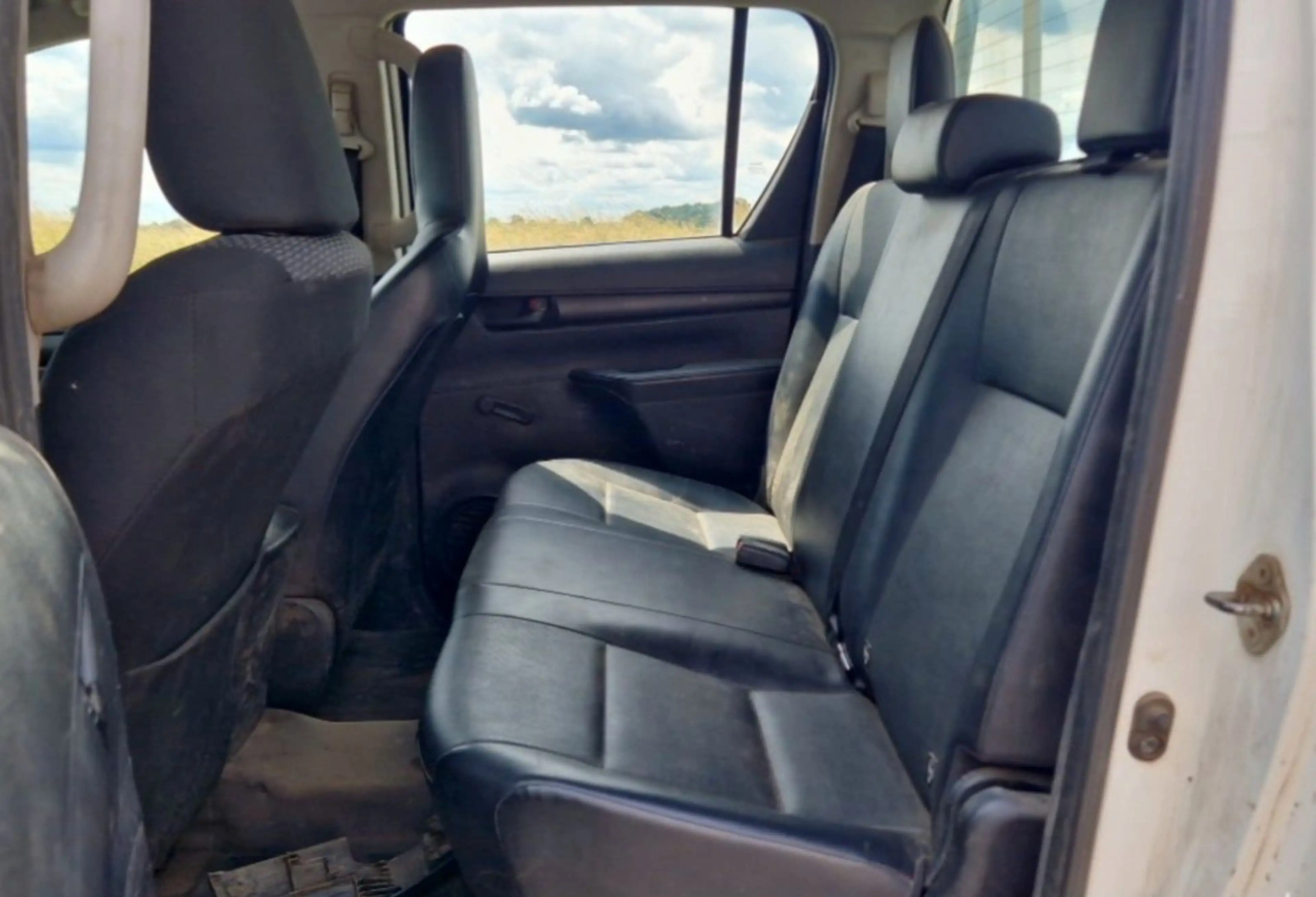 Toyota Hilux Double Cab Duty 4x4 — photo 6