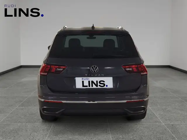 Volkswagen Tiguan view 4