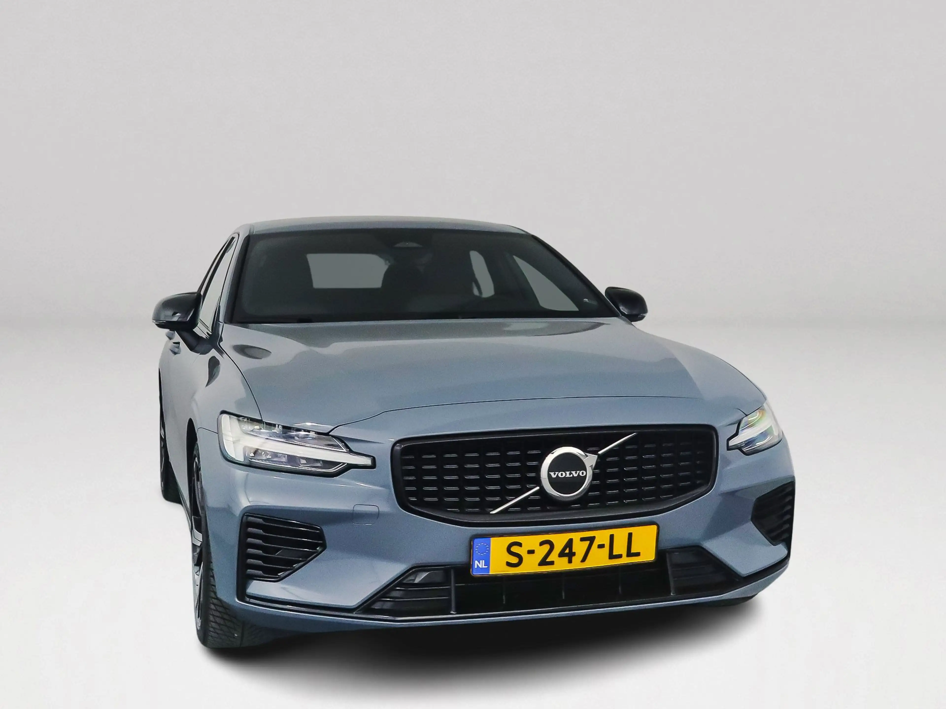 Volvo S60 Recharge T6 AWD Plus Dark | SOH 99% | Parkeercamer — photo 11
