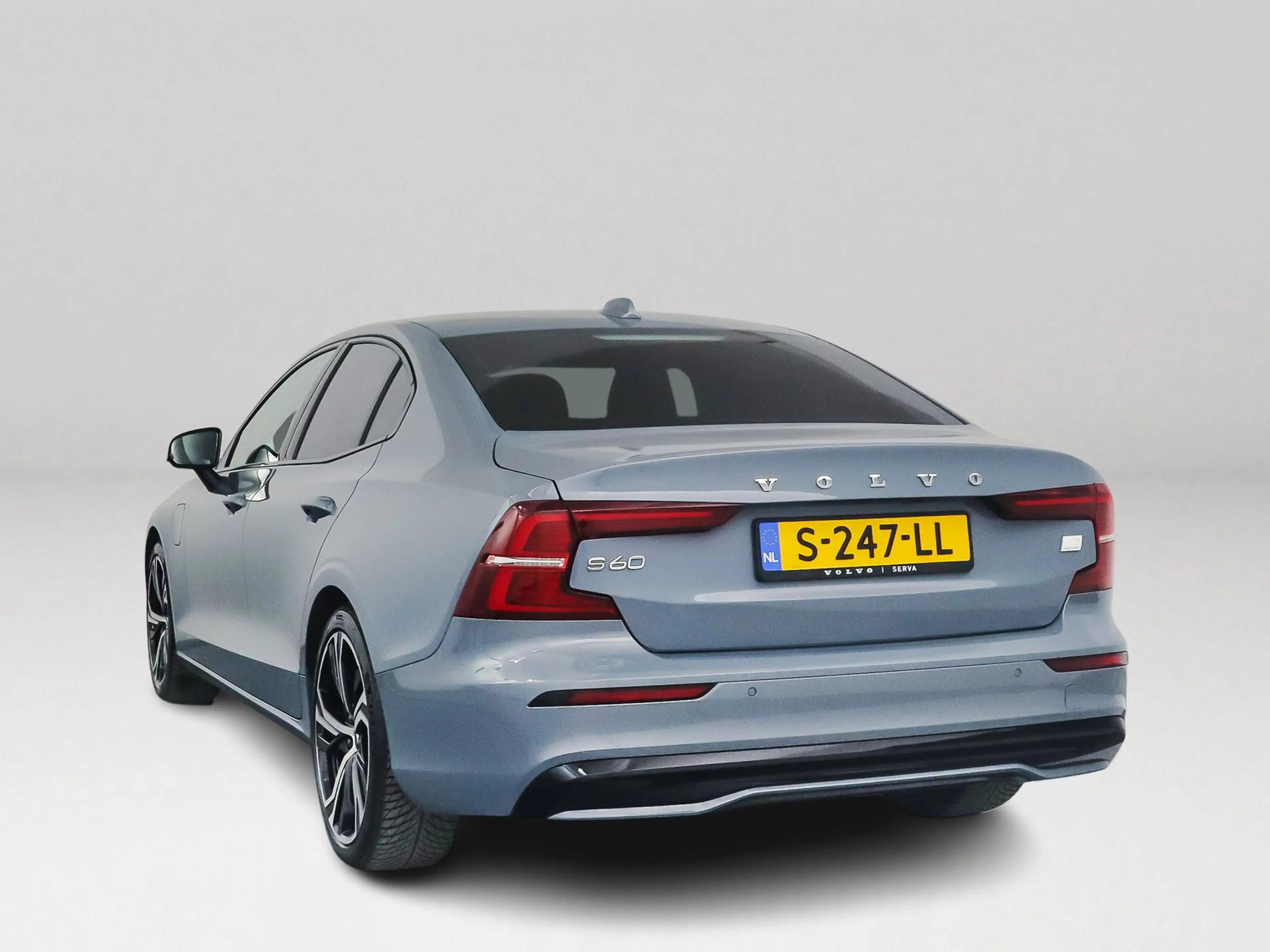 Volvo S60 Recharge T6 AWD Plus Dark | SOH 99% | Parkeercamer — photo 12