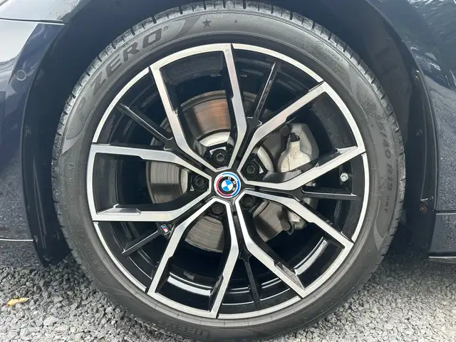 BMW 5 Series view 9