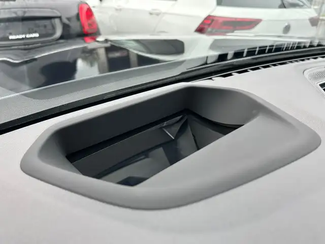 BMW 5 Series view 19