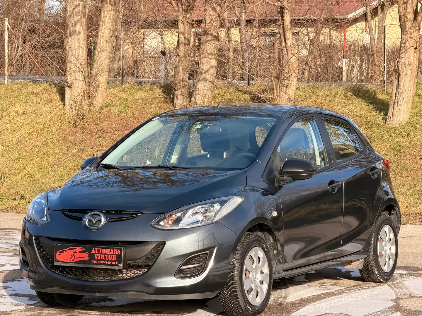 Mazda 2 1.3*Garantie,1.Besitz,Service nur bei Mazda* Grau - 1