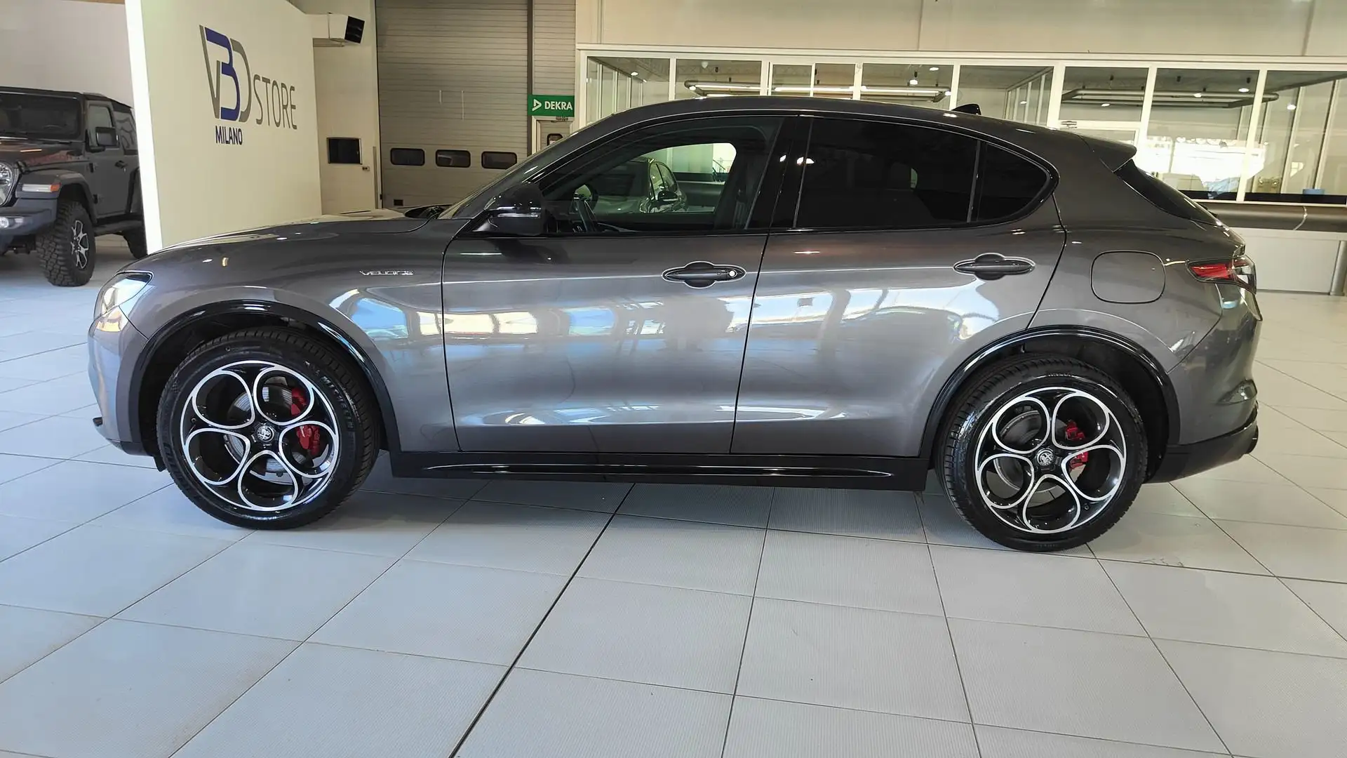 Alfa Romeo Stelvio 2023 2.2 t Veloce Q4 210cv auto Grijs - 2