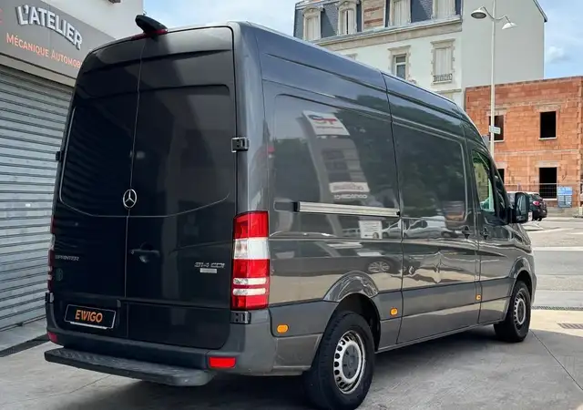 Mercedes-Benz Sprinter view 3