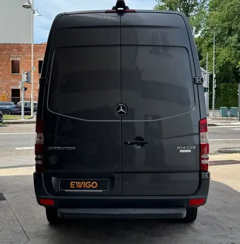 Mercedes-Benz Sprinter view 4