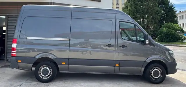 Mercedes-Benz Sprinter view 2