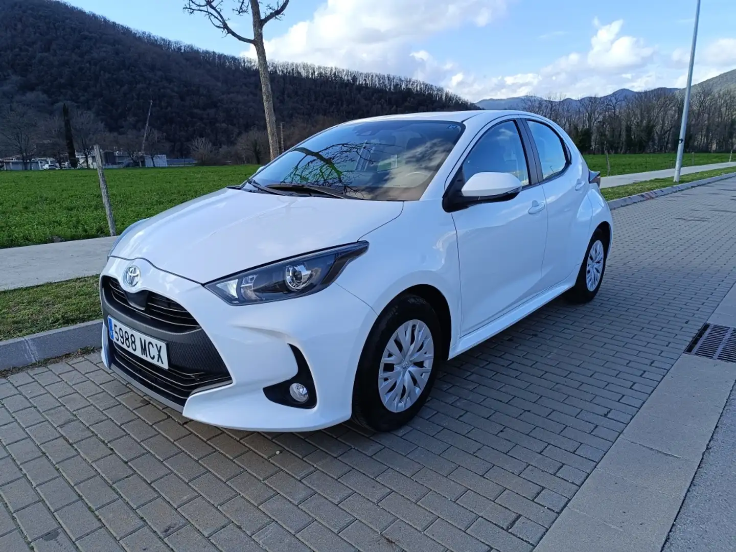 Toyota Yaris Pequeño Manual de 5 Puertas Weiß - 1