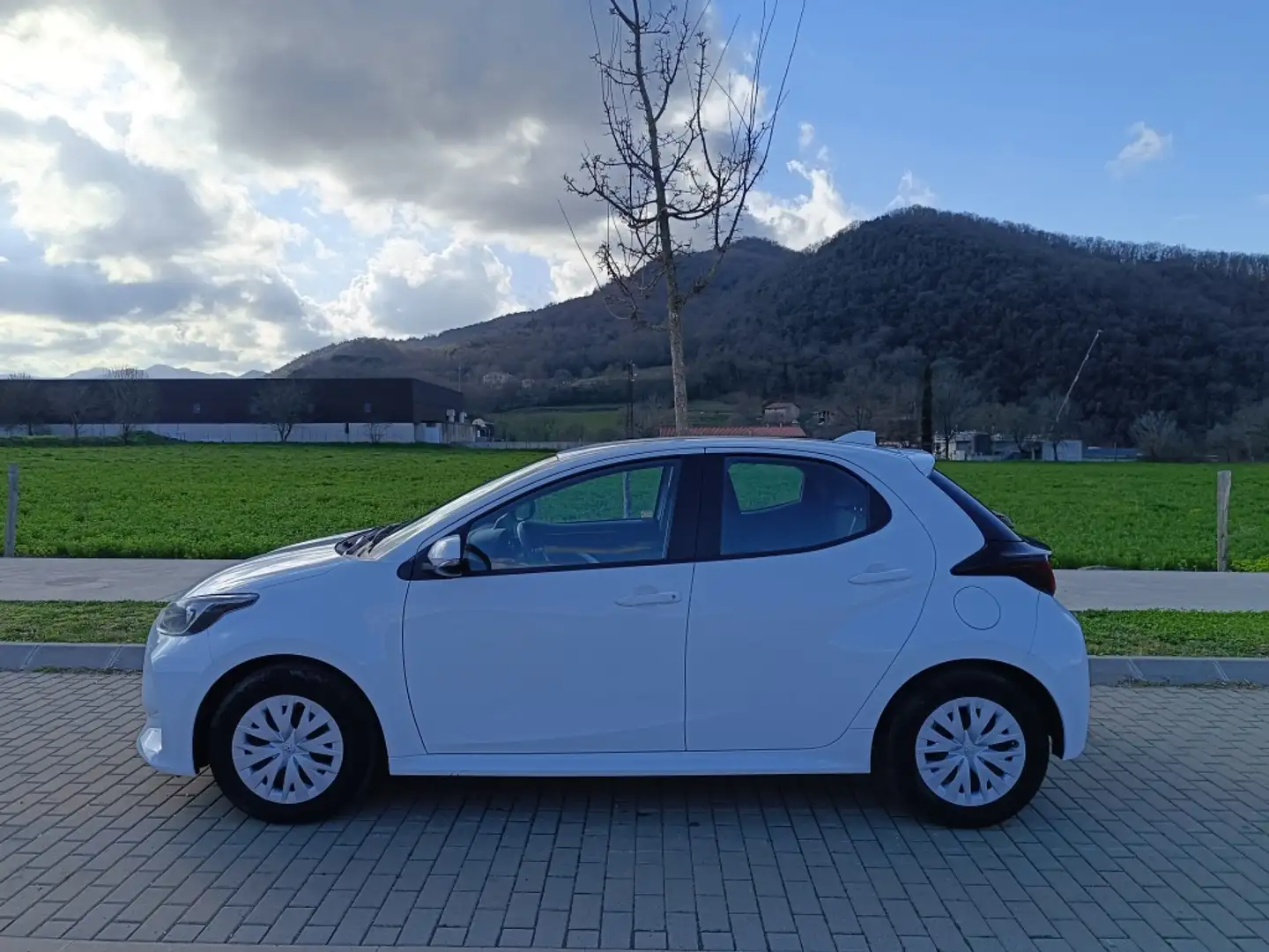 Toyota Yaris Pequeño Manual de 5 Puertas Weiß - 2