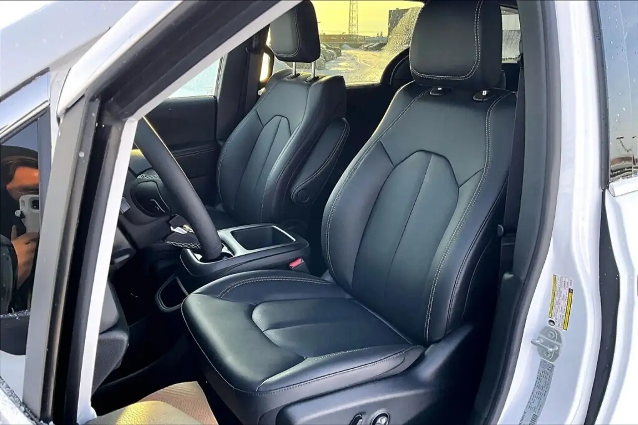 Chrysler Pacifica photo Chrysler Pacifica