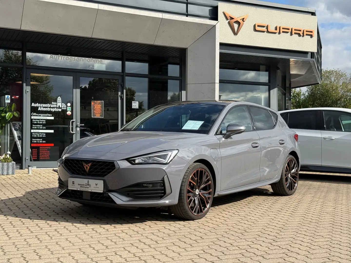 CUPRA Leon 1.4 e-Hybrid 150 kW SHZ, PANO, ACC Grau - 2