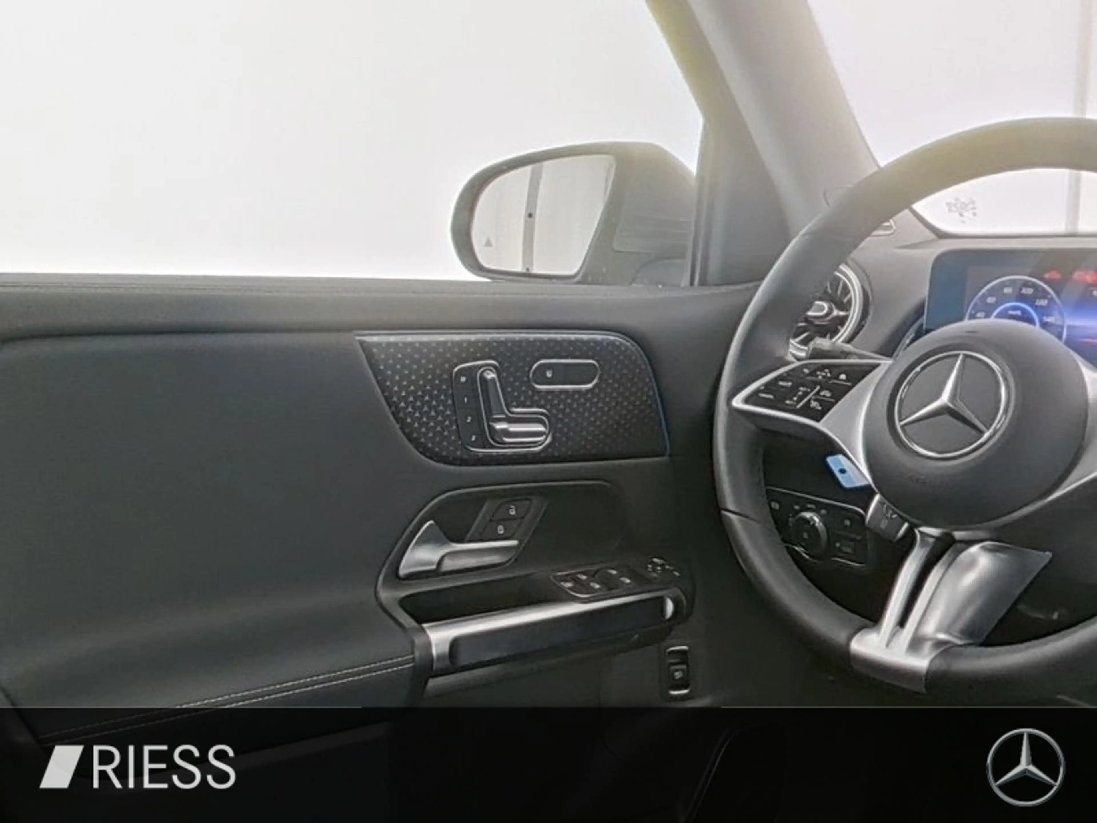 Mercedes-Benz EQB 250 + ACC AUT Kam. KlimaA LED LM Navi PDC SHZ — photo 9