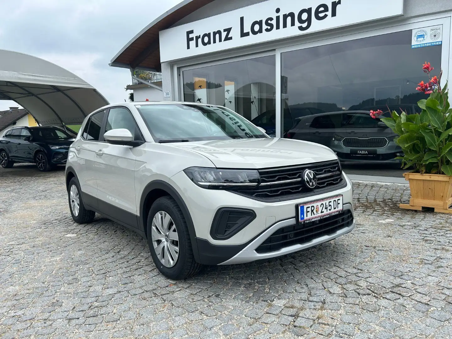 Volkswagen T-Cross 4Me TSI Grau - 1