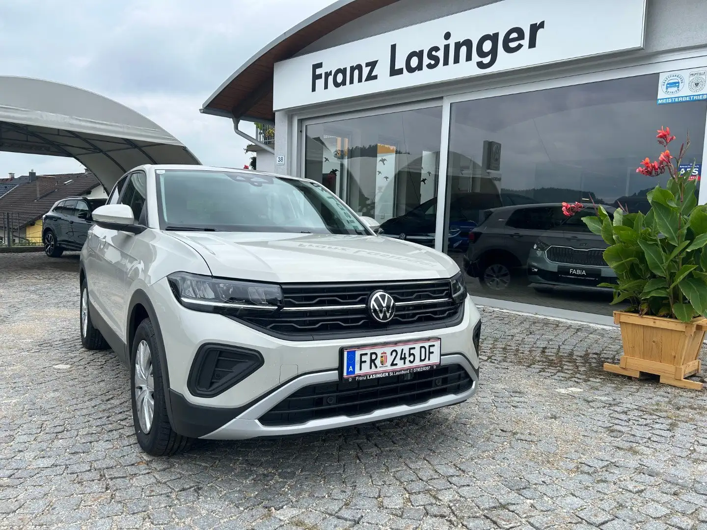 Volkswagen T-Cross 4Me TSI Grau - 2