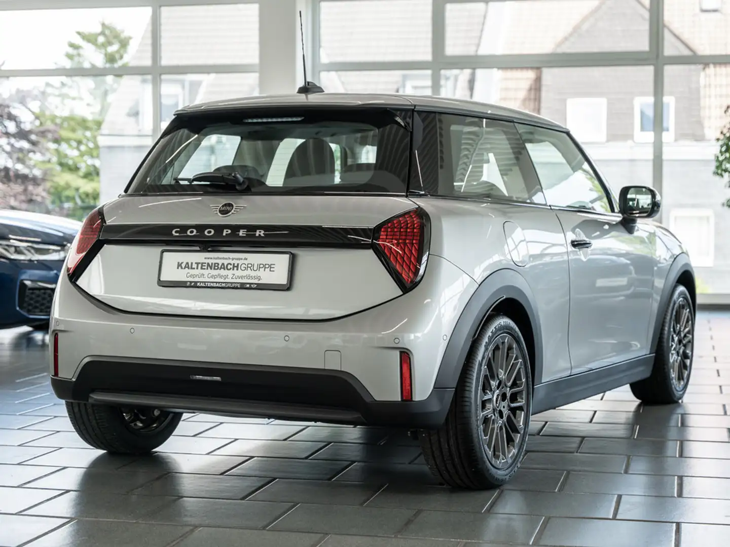 MINI Cooper C Essential Trim LED NAVI SHZ PDC Stříbrná - 2