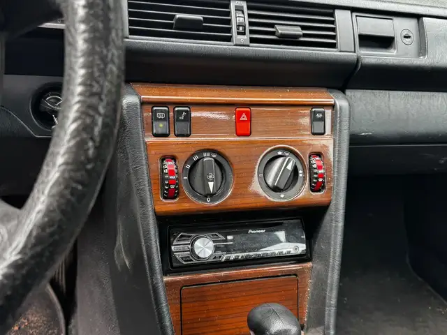 Mercedes-Benz 500 view 12