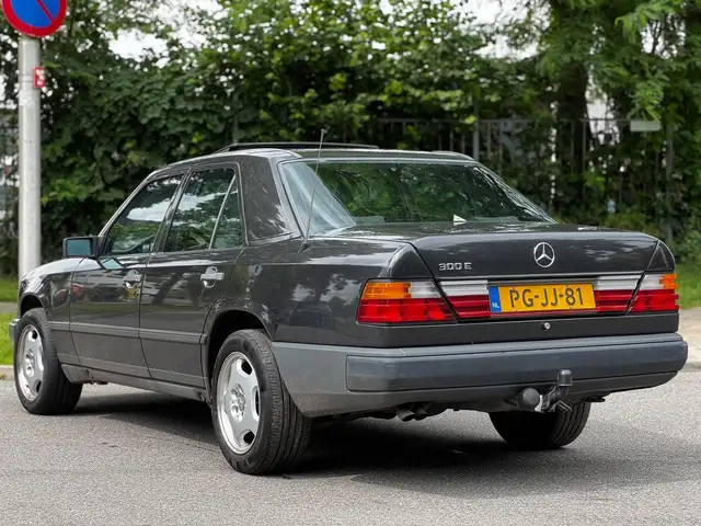 Mercedes-Benz 500 view 4