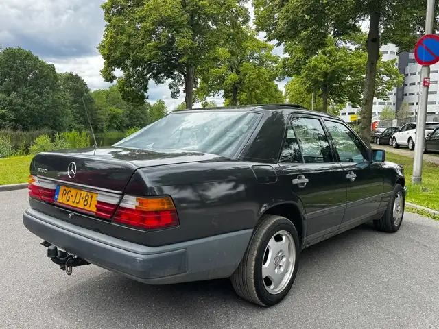 Mercedes-Benz 500 view 5