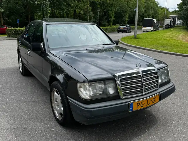 Mercedes-Benz 500 view 6