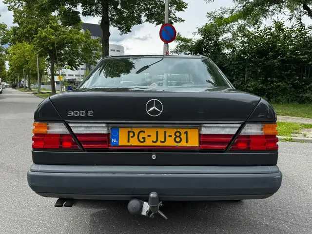 Mercedes-Benz 500 view 3