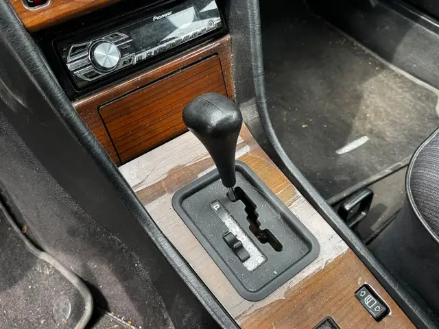 Mercedes-Benz 500 view 11