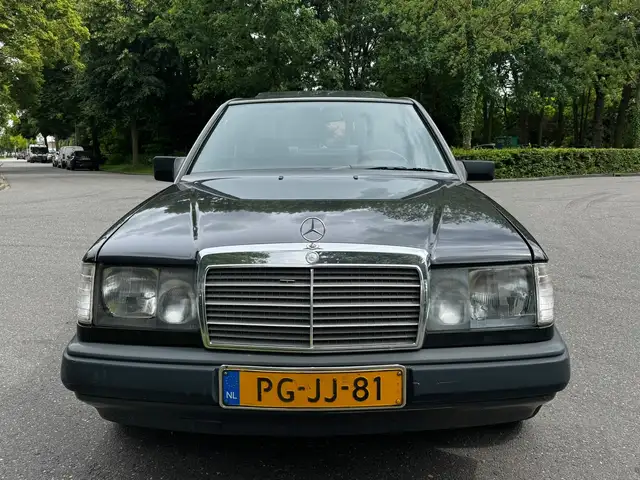 Mercedes-Benz 500 view 7