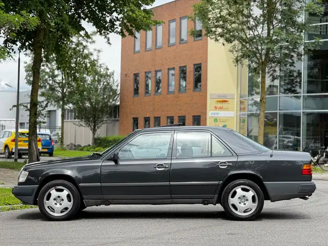 Mercedes-Benz 500 view 2
