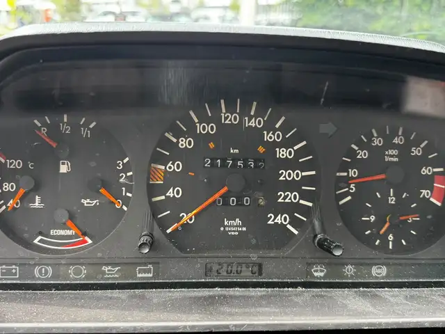 Mercedes-Benz 500 view 9