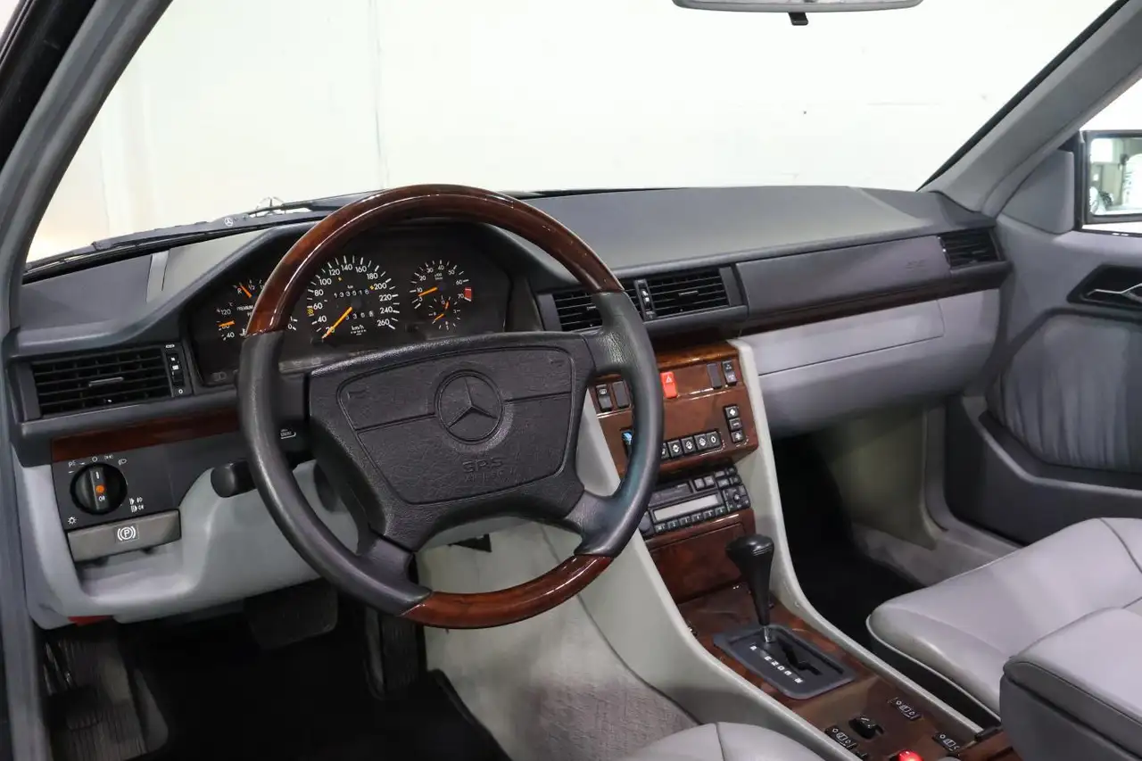 Mercedes-Benz E-Class fotografie Mercedes-Benz E-Class