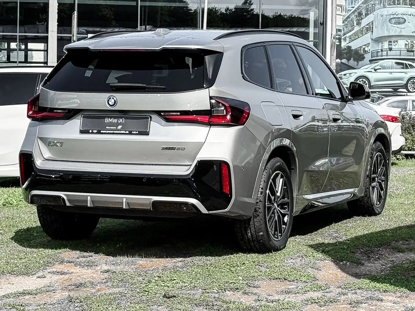 BMW iX1 eDrive20 M Sport HUD ACC RFK NAVI. LED H/K Grau - 2