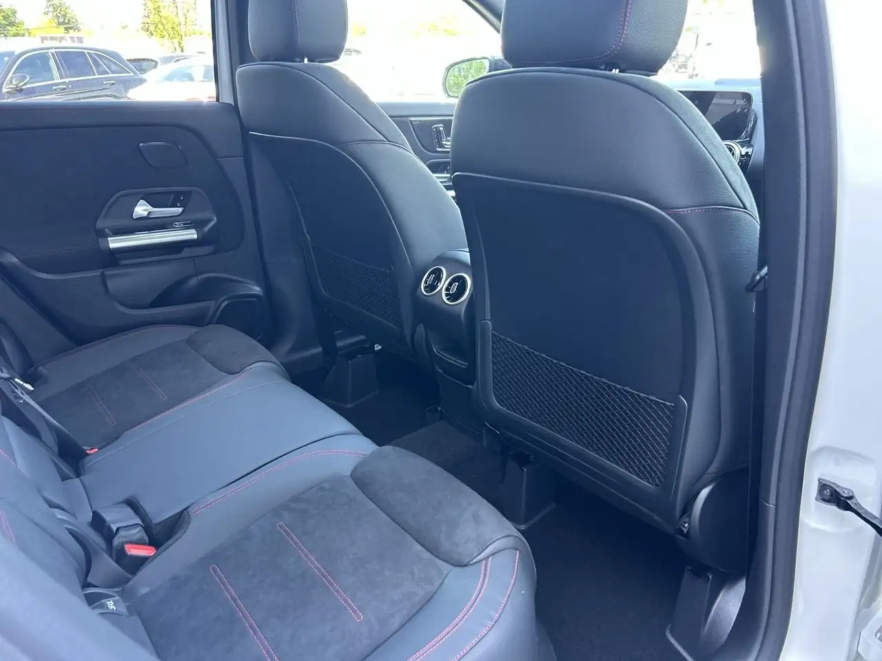 Mercedes-Benz GLA снимка Mercedes-Benz GLA