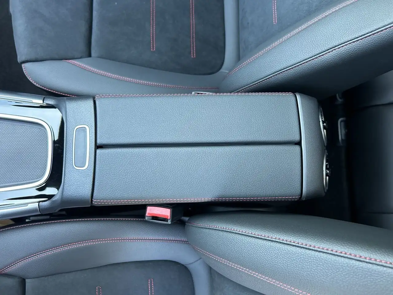Mercedes-Benz GLA снимка Mercedes-Benz GLA